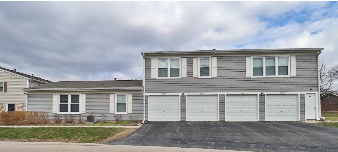 1053 Newport Harbor in Schaumburg, IL - Building Photo