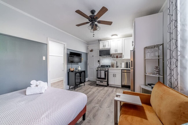 property at 2119 N Sedgwick St