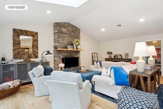 29 Beechwood Dr in Southampton, NY - Foto de edificio - Building Photo