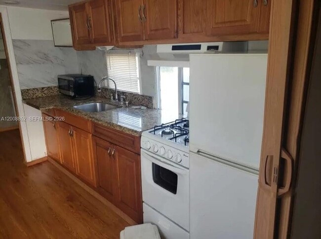 1085 NW 185th Ter in Miami, FL - Building Photo - Building Photo