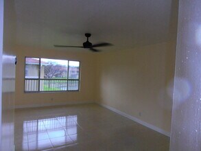 877 Twin Lakes Dr in Coral Springs, FL - Foto de edificio - Building Photo