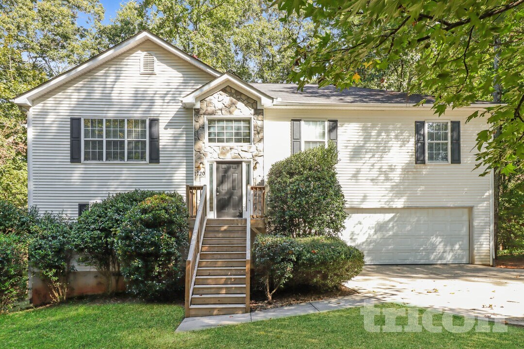 1720 Ben King Rd in Kennesaw, GA - Building Photo