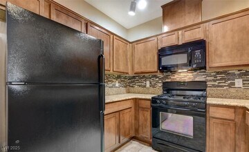 6868 Sky Pointe Dr in Las Vegas, NV - Building Photo - Building Photo