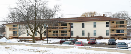 Fox Point Village in Waukesha, WI - Building Photo - Building Photo