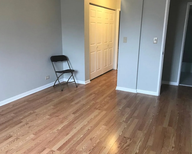 1475 Rebecca Dr, Unit 1475 Rebecca Drive Apt 102 in Hoffman Estates, IL - Foto de edificio - Building Photo