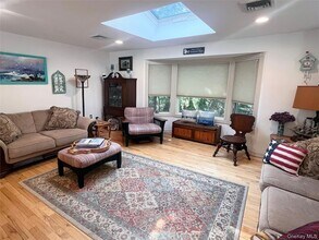 16 Stuart Ct in Hampton Bays, NY - Building Photo - Building Photo
