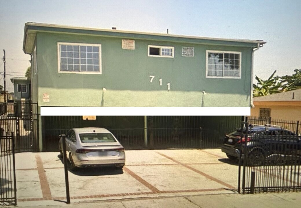 711 W 81st St in Los Angeles, CA - Building Photo