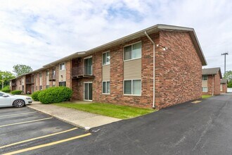 Ellacott Parkway Apartments in Warrensville Heights, OH - Building Photo - Building Photo