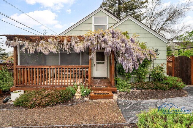 328 Palm Ave in Ashland, OR - Building Photo - Building Photo