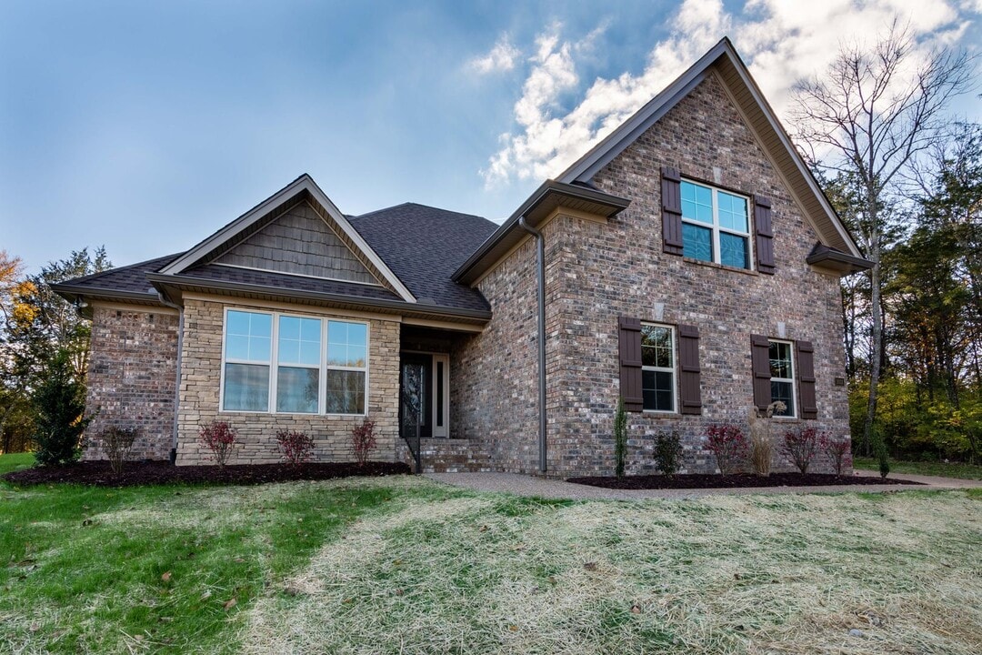 1031 C P Stewart Blvd in Lebanon, TN - Foto de edificio