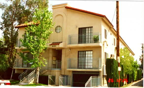 6450 Woodman Ave in Van Nuys, CA - Building Photo