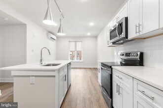 214 Vine St in Philadelphia, PA - Building Photo - Building Photo