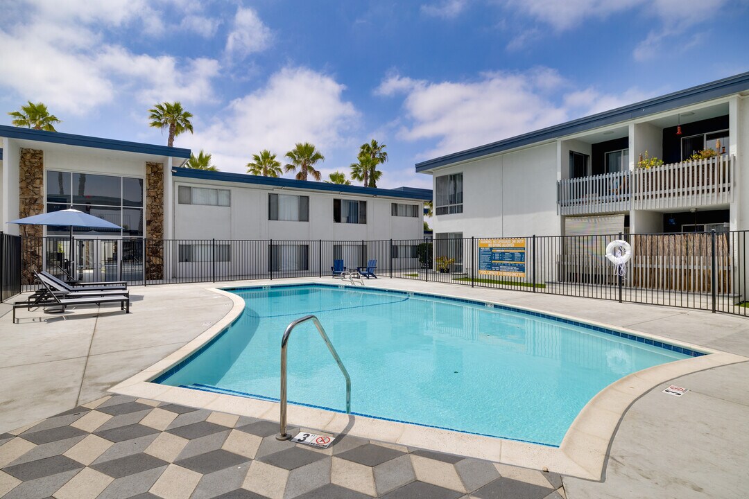 State in San Diego, CA - Foto de edificio