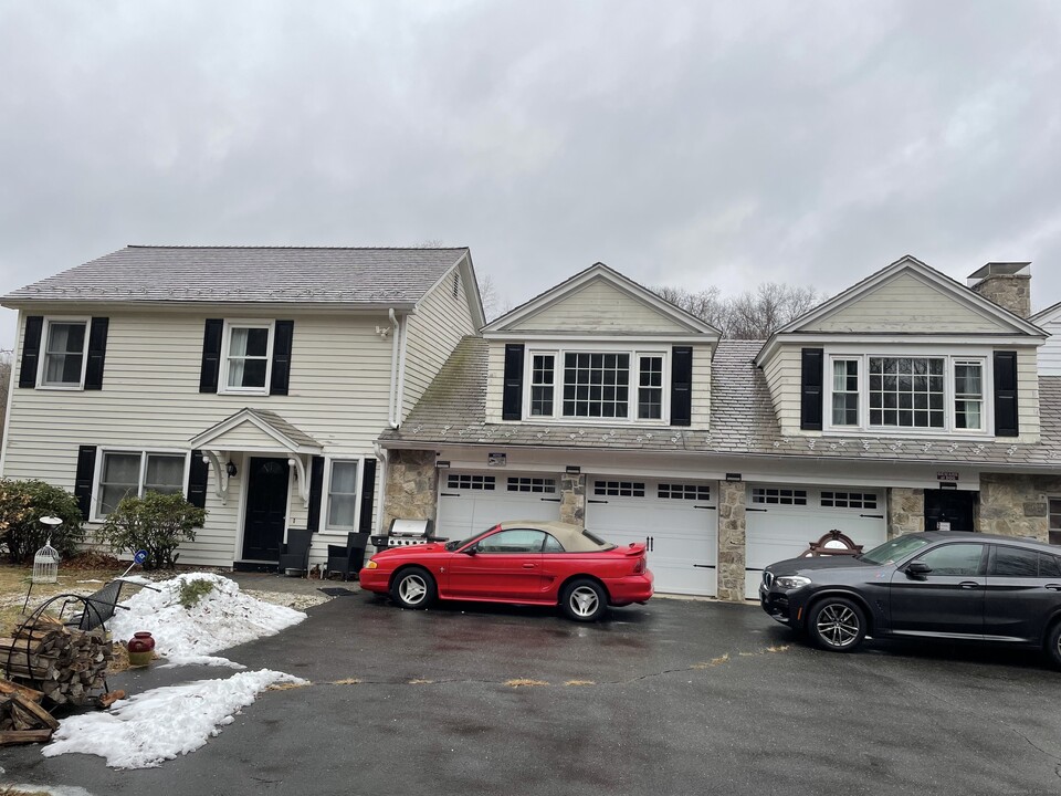 20 Fieldstone Dr in Easton, CT - Building Photo