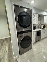 355 N Post Oak Ln in Houston, TX - Foto de edificio - Building Photo