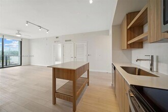 555 NE 8th St, Unit 523 in Fort Lauderdale, FL - Building Photo - Building Photo