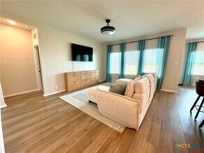 118 Beveridge Rd in Seguin, TX - Building Photo - Building Photo