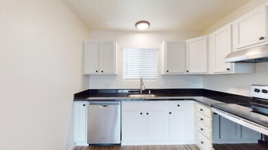 3980 Churn Crk Rd-Unit -20 in Redding, CA - Building Photo - Building Photo