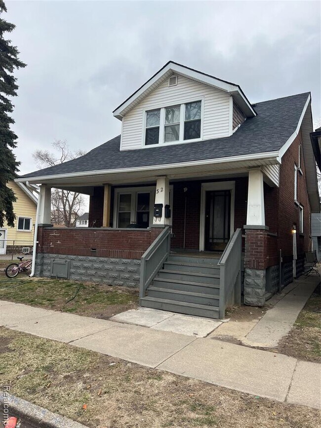 property at 32 Woodward Ave