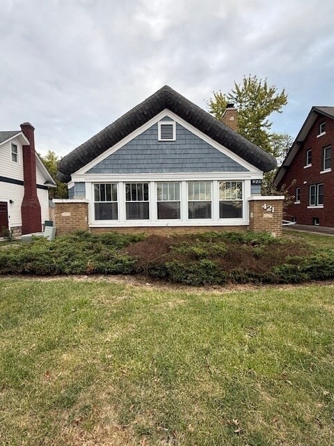 421 N Hough St in Barrington, IL - Building Photo