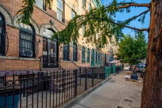 1271 Decatur St in Brooklyn, NY - Foto de edificio - Building Photo