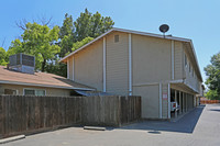 Houstan Apartment in Visalia, CA - Foto de edificio - Building Photo