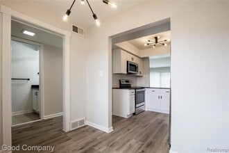 850 N Main St in Milford, MI - Foto de edificio - Building Photo