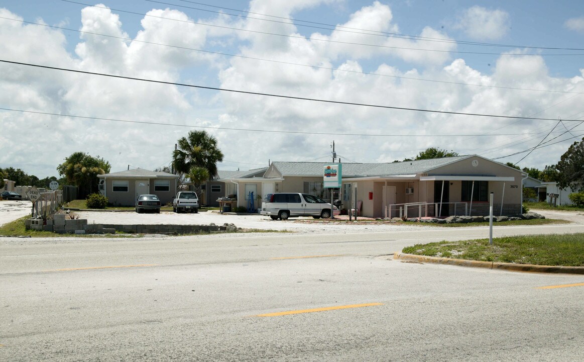 Sunrise Mobile Home Park in Palm Bay, FL - Foto de edificio