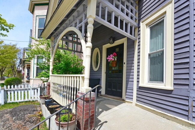 75 Munroe St in Boston, MA - Foto de edificio - Building Photo