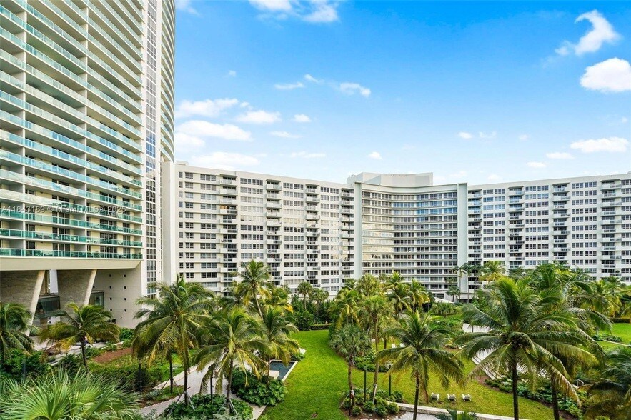 1500 Bay Rd, Unit N-0725 in Miami Beach, FL - Building Photo