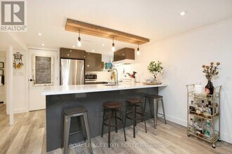 208 Oakridge Dr in Toronto, ON - Building Photo - Building Photo