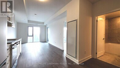 715 Davis Dr in Newmarket, ON - Building Photo - Building Photo