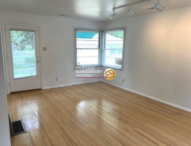 2524 E Murray Holladay Rd in Holladay, UT - Building Photo - Building Photo