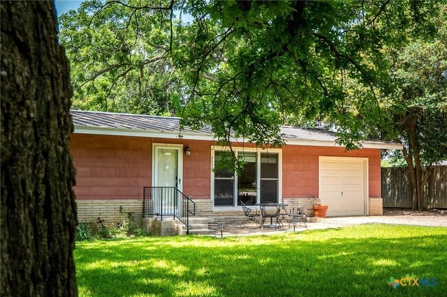 2052 Gruene Rd in New Braunfels, TX - Building Photo - Building Photo