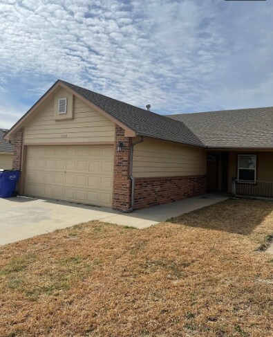 1708 Hickory Ln in Junction City, KS - Building Photo - Building Photo