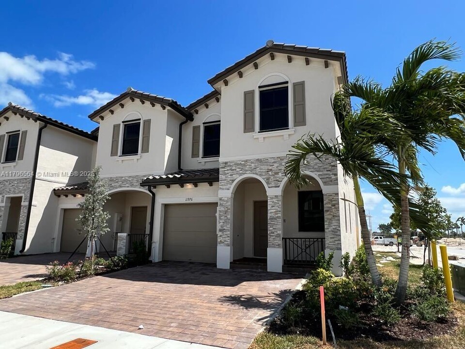 11976 SW 244 Ln in Princeton, FL - Building Photo