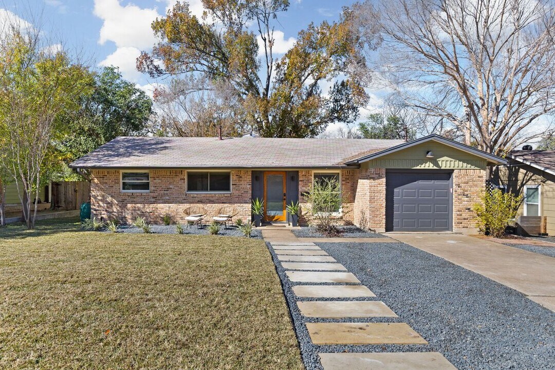 2704 Nottingham Ln in Austin, TX - Building Photo
