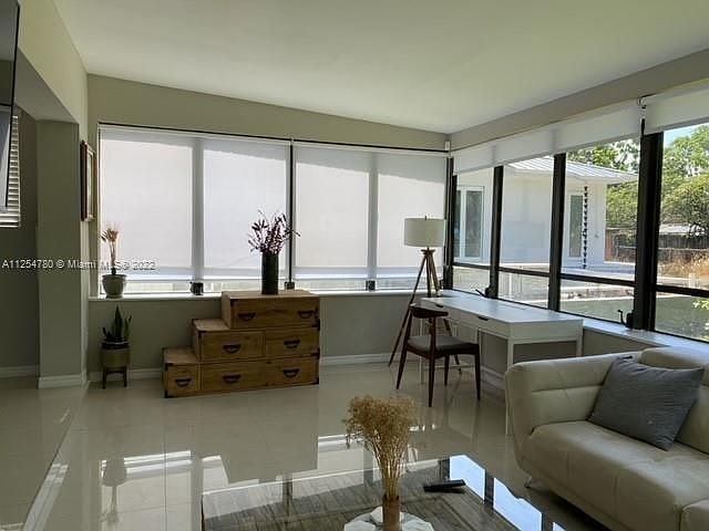 6345 SW 35th St in Miami, FL - Foto de edificio - Building Photo