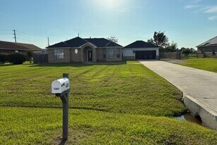 14049 Overstreet Dr in Willis, TX - Building Photo