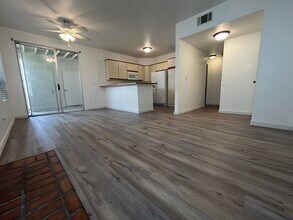 2402 Pleasant Way in Thousand Oaks, CA - Building Photo - Building Photo