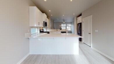 5242 SE Thornapple St in Hillsboro, OR - Building Photo - Building Photo