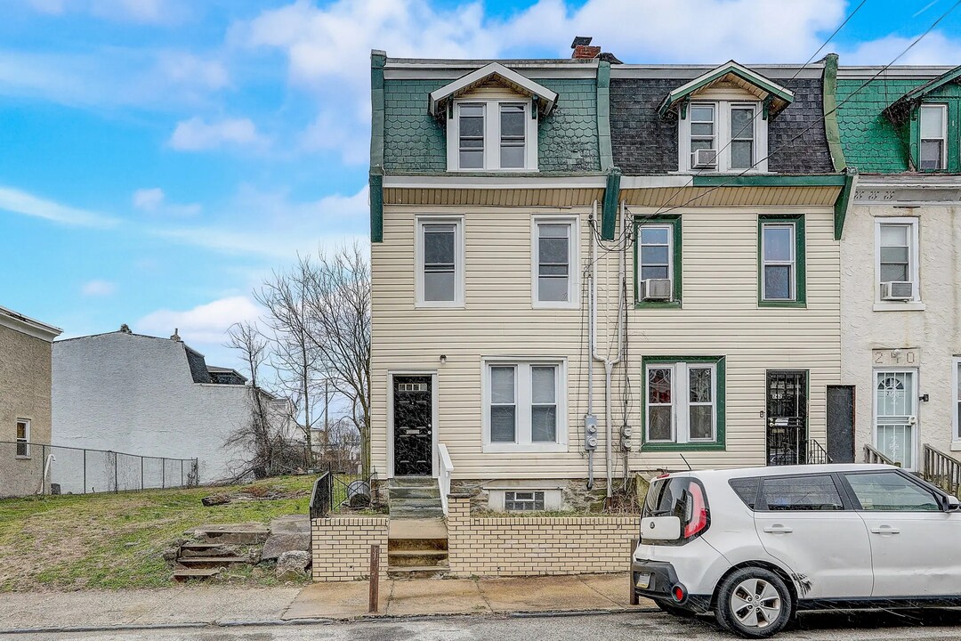 244 E Phil Ellena St in Philadelphia, PA - Foto de edificio