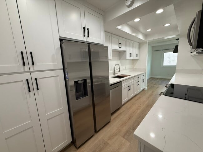 1203 N Sweetzer Ave in West Hollywood, CA - Foto de edificio - Building Photo