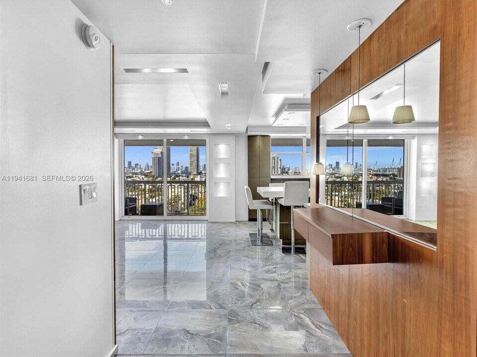 401 Ocean Dr in Miami Beach, FL - Building Photo