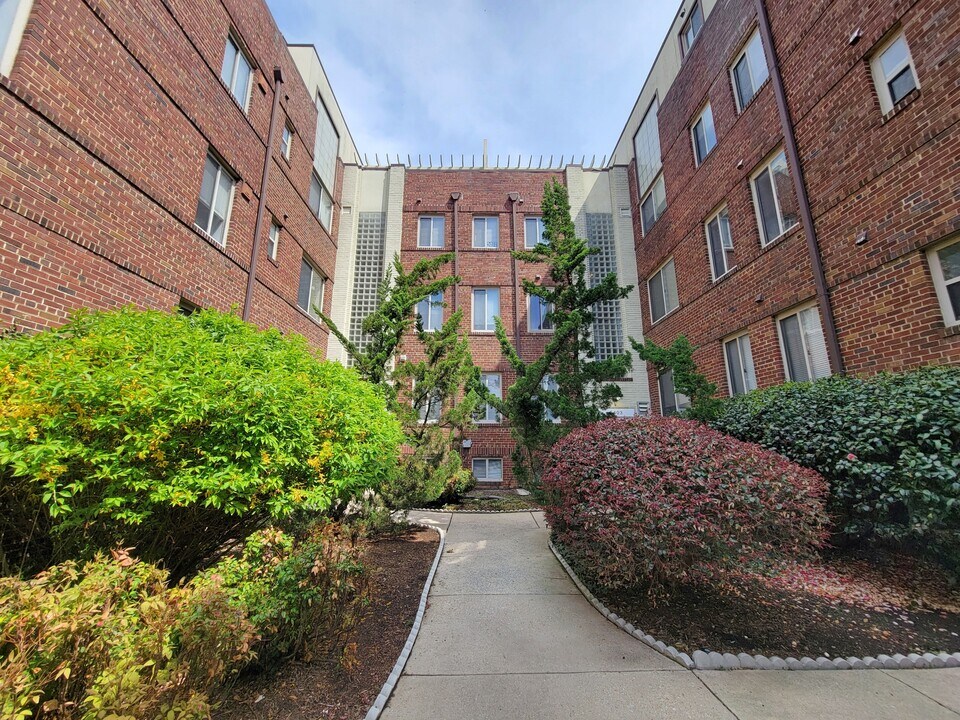 5405 9th St NW in Washington, DC - Building Photo