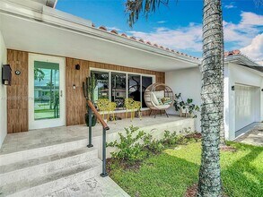 1080 NE 104th St in Miami Shores, FL - Foto de edificio - Building Photo