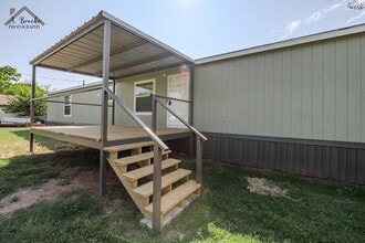 106 S Pacific Ave in Iowa Park, TX - Building Photo - Building Photo