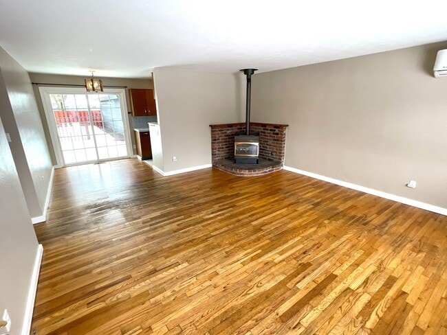 5744 Schiesel Ave in Klamath Falls, OR - Building Photo - Building Photo