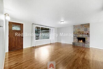5695 SW Washington Ct in Lake Oswego, OR - Building Photo - Building Photo