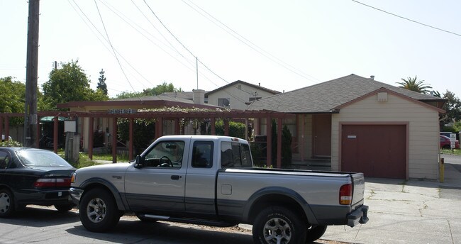 311-319 Laurel Ave in Hayward, CA - Foto de edificio - Building Photo